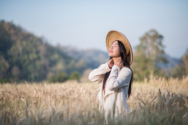 Mujer vietnamita agricultora cosecha de trigo