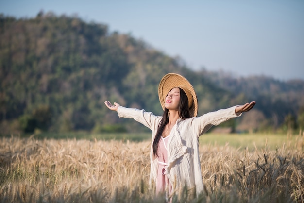 Mujer vietnamita agricultora cosecha de trigo