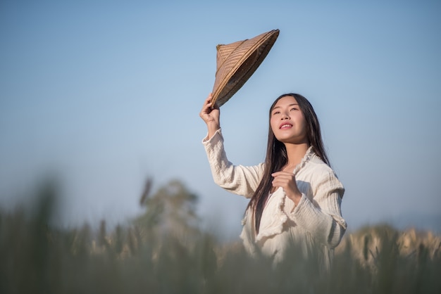 Mujer vietnamita agricultora cosecha de trigo