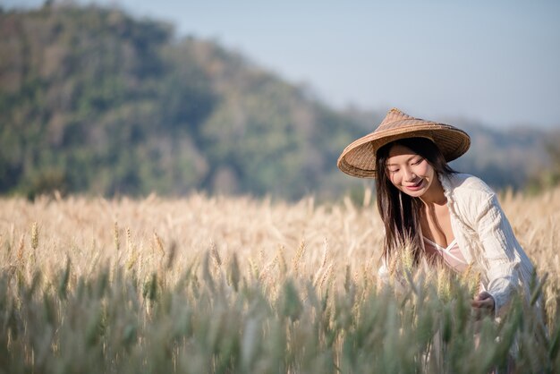 Mujer vietnamita agricultora cosecha de trigo