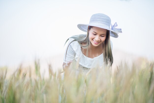 Mujer vietnamita agricultora cosecha de trigo