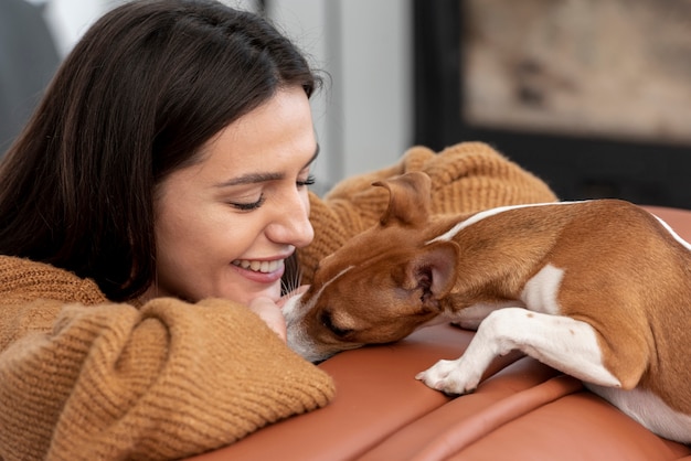 Foto gratuita mujer, vinculación, con, ella, perro