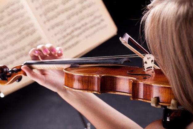 Mujer con el violin