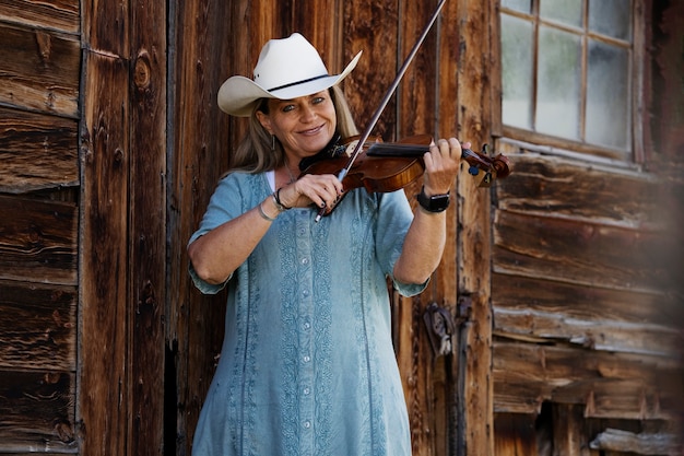 Mujer con violine preparándose para un concierto de música country