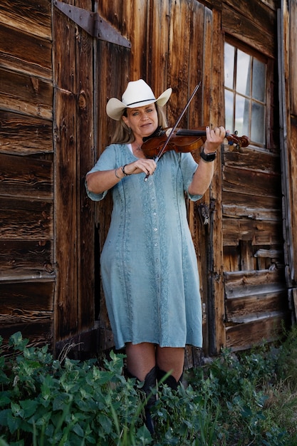 Mujer con violine preparándose para un concierto de música country