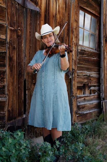 Mujer con violine preparándose para un concierto de música country