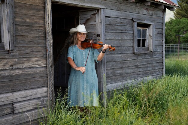 Mujer con violine preparándose para un concierto de música country