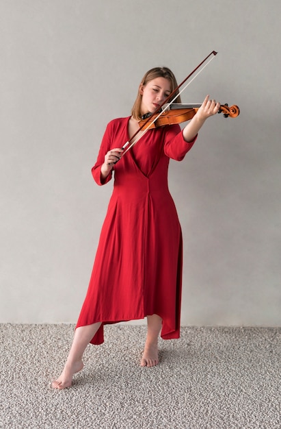 Mujer violinista tocando el instrumento