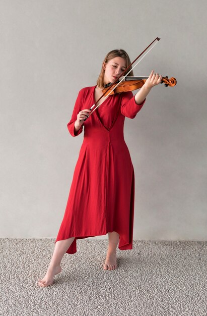 Mujer violinista tocando el instrumento