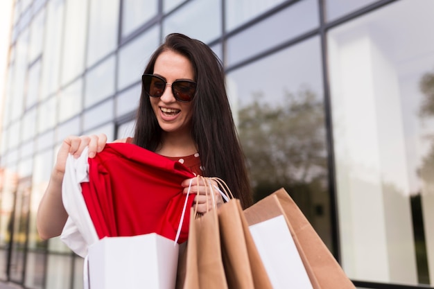 Mujer de visión baja con bolsas concepto de compras de viernes negro