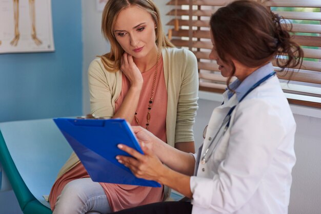 Mujer en una visita de rutina a su médico