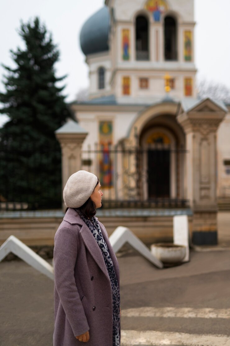 Foto gratuito mujer visitando la iglesia para la peregrinación religiosa