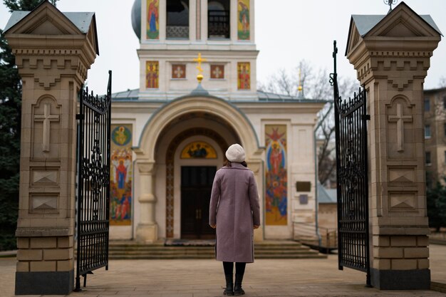 Mujer visitando la iglesia para la peregrinación religiosa