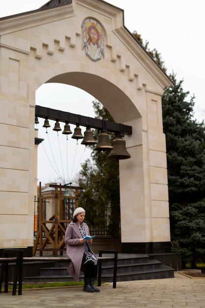 Mujer visitando la iglesia para la peregrinación religiosa