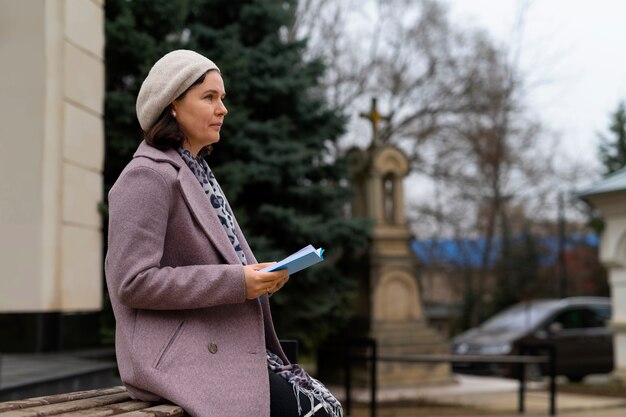 Mujer visitando la iglesia para la peregrinación religiosa