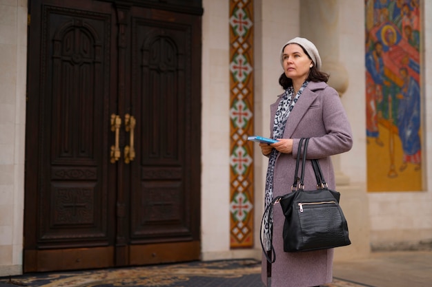 Mujer visitando la iglesia para la peregrinación religiosa