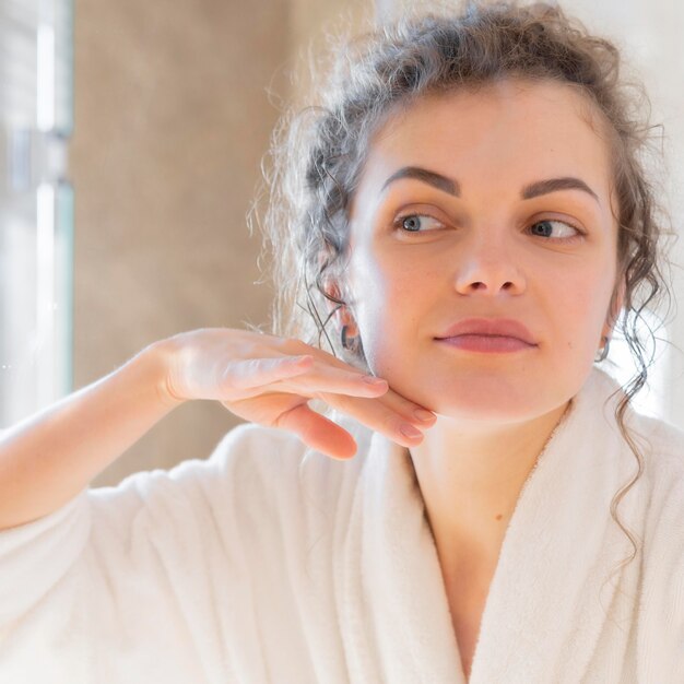 Mujer de vista frontal en bata de baño