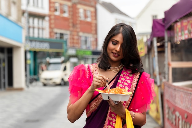 Mujer de vista frontal con comida deliciosa