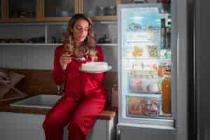 Foto gratuita mujer de vista frontal con comida en la noche