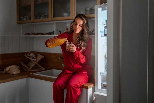 Mujer de vista frontal con comida en la noche