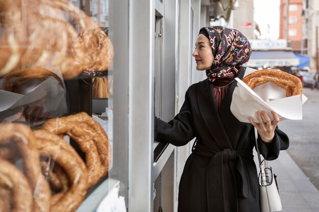 Mujer de vista frontal comprando ramadán