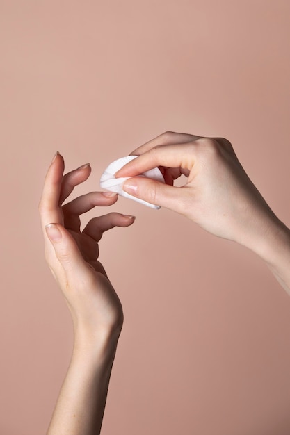 Mujer de vista frontal cuidando sus uñas