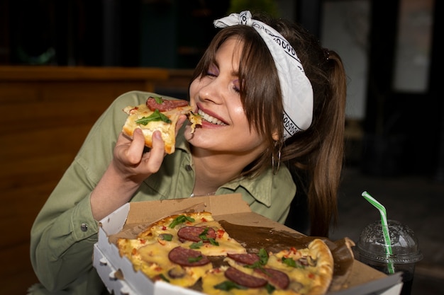 Mujer de vista frontal con deliciosa pizza