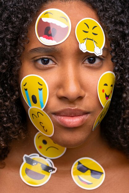 Mujer de vista frontal con emojis en la cara