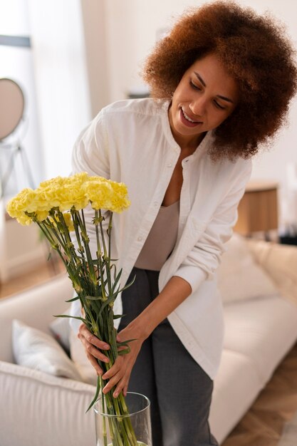 Mujer de vista frontal con hermosas flores