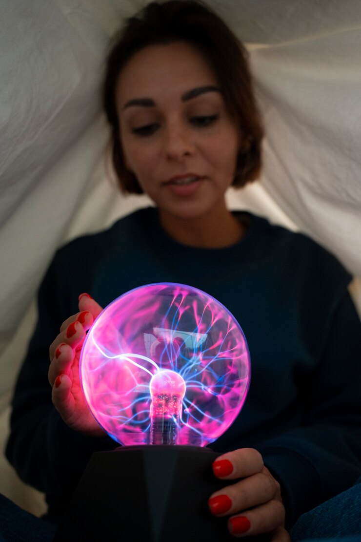 Foto gratuito mujer de vista frontal interactuando con una bola de plasma