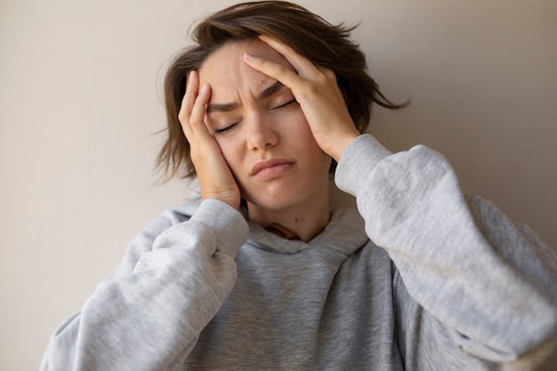 Mujer de vista frontal lidiando con la ansiedad
