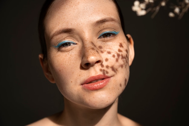 Foto gratuita mujer de vista frontal con maquillaje con cejas gruesas
