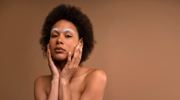 Mujer de vista frontal con maquillaje con cejas gruesas