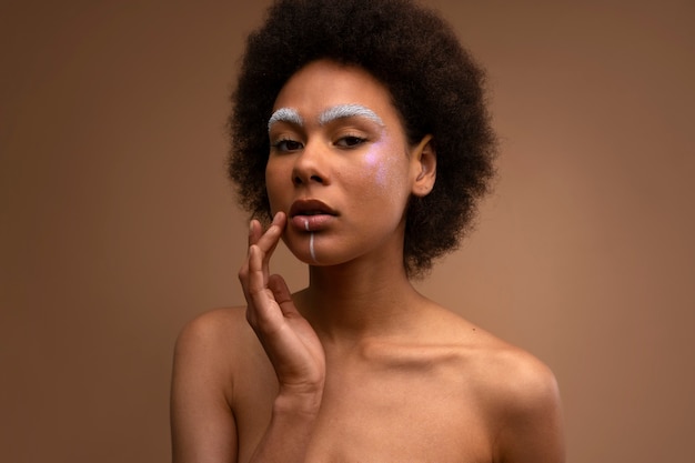 Mujer de vista frontal con maquillaje con cejas gruesas