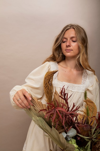 Mujer con vista frontal de plantas secas