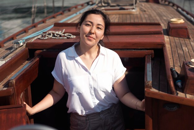 Mujer de vista frontal posando en barco