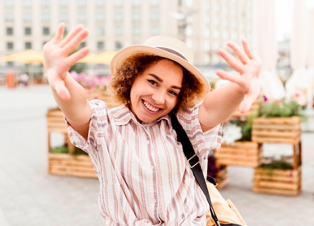 Mujer de vista frontal posando en una ciudad nueva