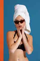 Foto gratuita mujer de vista frontal posando en traje de baño elegante