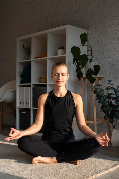 Mujer de vista frontal en pose de yoga