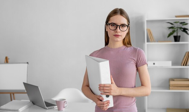 Mujer de vista frontal con proyecto en casa