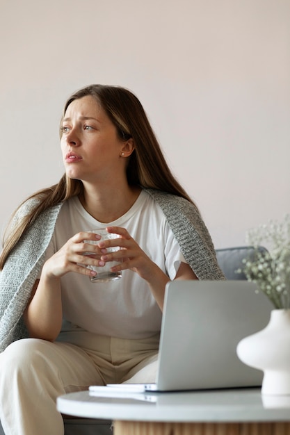 Mujer de vista frontal que experimenta el síndrome del impostor