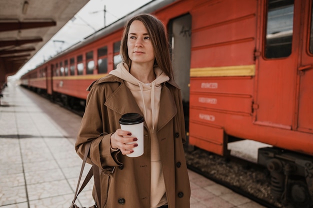 Foto gratuita mujer de vista frontal sosteniendo un café