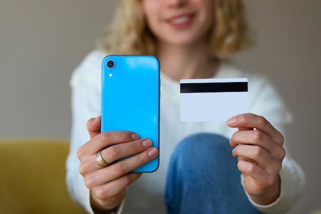 Mujer de vista frontal con teléfono y tarjeta