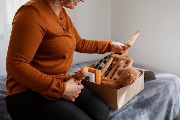 Mujer de vista lateral con artículos viejos