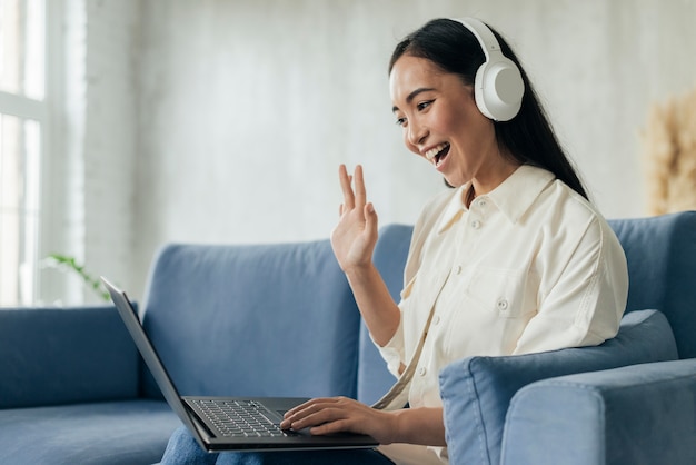 Foto gratuita mujer de vista lateral con auriculares transmisión en vivo