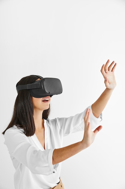 Foto gratuita mujer de vista lateral con casco de realidad virtual