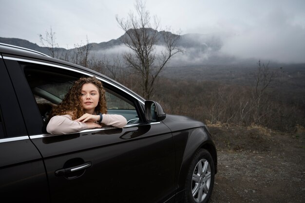 Mujer de vista lateral en coche