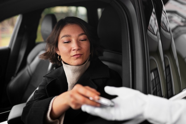 Mujer de vista lateral con coche