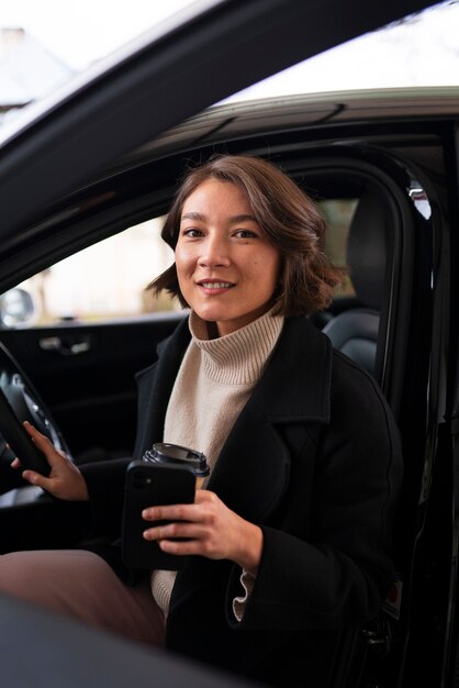 Foto gratuita mujer de vista lateral con coche