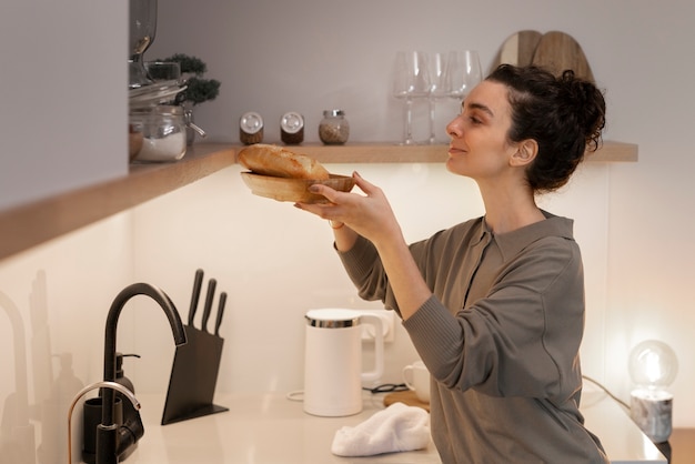 Foto gratuita mujer de vista lateral en la cocina